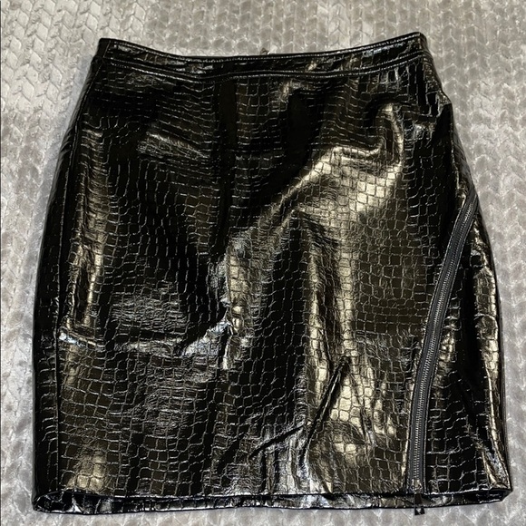 Guess Maleka Mini Croc-Embossed Faux-Leather Skirt. Size Large. Lined. Black - Picture 2 of 16